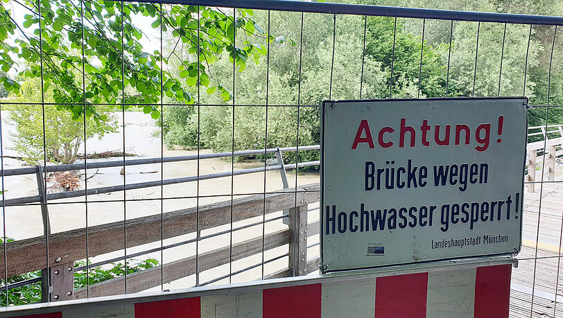 Der Flauchersteg wurde wegen des Isar-Hochwassers gesperrt.