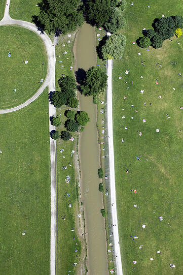 Der Schwabinger Bach (oft fälschlicherweise Eisbach genannt) an der Nackertenwiese. Hier haben Daniel Reiter aber nicht die Nackerten interessiert (es sind eh keine da), sondern die Geometrie im Englischen Garten.