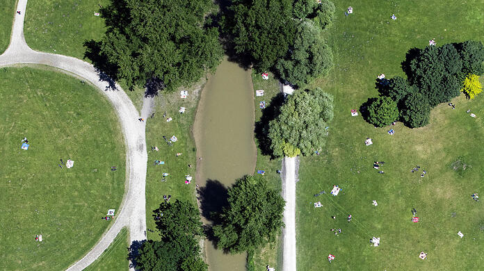 Der Schwabinger Bach (oft fälschlicherweise Eisbach genannt) an der Nackertenwiese. Hier haben Daniel Reiter aber nicht die Nackerten interessiert (es sind eh keine da), sondern die Geometrie im Englischen Garten.