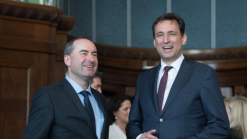 Bayerns Justizminister Georg Eisenreich (r.) fordert einen "sachlich-differenzierten Blick" auf die Flugblatt-Affäre um Hubert Aiwanger (l.).