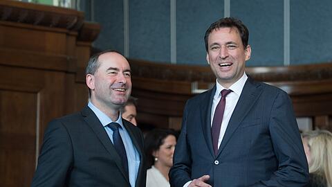 Bayerns Justizminister Georg Eisenreich (r.) fordert einen "sachlich-differenzierten Blick" auf die Flugblatt-Affäre um Hubert Aiwanger (l.).