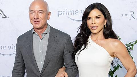 Jeff Bezos und die heutige Lauren Sánchez Bezos auf einer Aufnahme aus dem Jahr 2022.