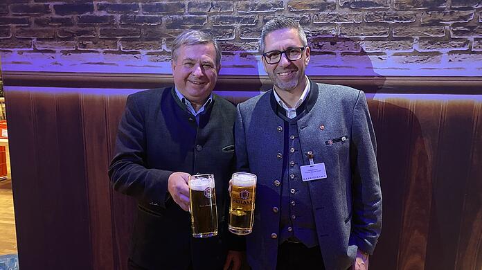 Lorenz Stiftl (l.) und Georg Baudrexl stoßen auf ihr nächstes gemeinsames Projekt an: Die Paulaner Sportsbar am Viktualienmarkt. Lorenz Stiftl (l.) und Georg Baudrexl stoßen auf ihr nächstes gemeinsames Projekt an: Die Paulaner Sportsbar am Viktualienmarkt.