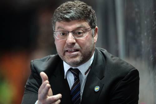 Vier Spiele hat der EHC München um Coach Pat Cortina (Foto) Zeit, um sich doch noch für die Playoffs zu qualifizieren.
