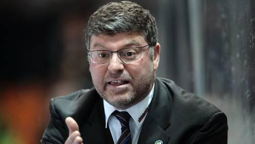 Vier Spiele hat der EHC München um Coach Pat Cortina (Foto) Zeit, um sich doch noch für die Playoffs zu qualifizieren. Vier Spiele hat der EHC München um Coach Pat Cortina (Foto) Zeit, um sich doch noch für die Playoffs zu qualifizieren.
