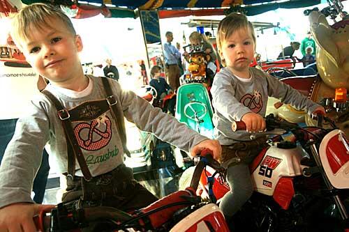 Für die Motorradfans Julius (4) und Jakob (2) ist das Kinderkarussell der Hit &ndash; auch wenn Jakob lieber die Mama dabei hätte.