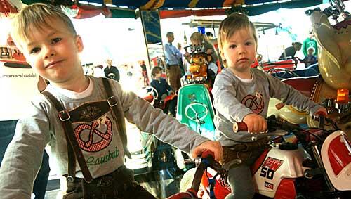 Für die Motorradfans Julius (4) und Jakob (2) ist das Kinderkarussell der Hit – auch wenn Jakob lieber die Mama dabei hätte. Für die Motorradfans Julius (4) und Jakob (2) ist das Kinderkarussell der Hit – auch wenn Jakob lieber die Mama dabei hätte.