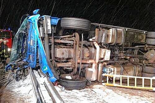 Der umgekippte Lkw blockierte die A7 Richtung Kassel komplett.