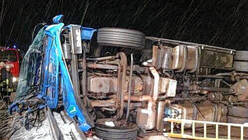 Der umgekippte Lkw blockierte die A7 Richtung Kassel komplett. Der umgekippte Lkw blockierte die A7 Richtung Kassel komplett.