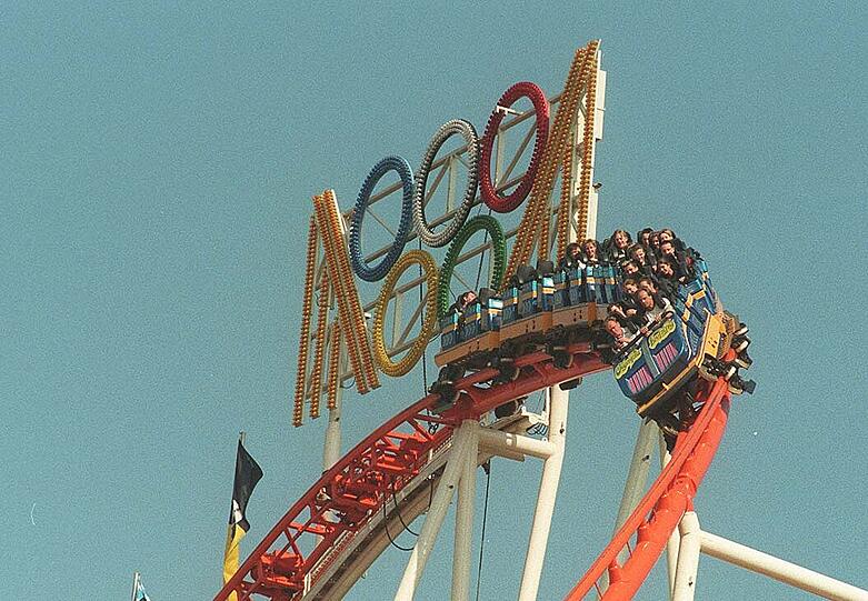 Bis heute zählt der fast 40 Meter hohe 5er-Looping zu den beliebtesten Fahrgeschäften auf der Wiesn.