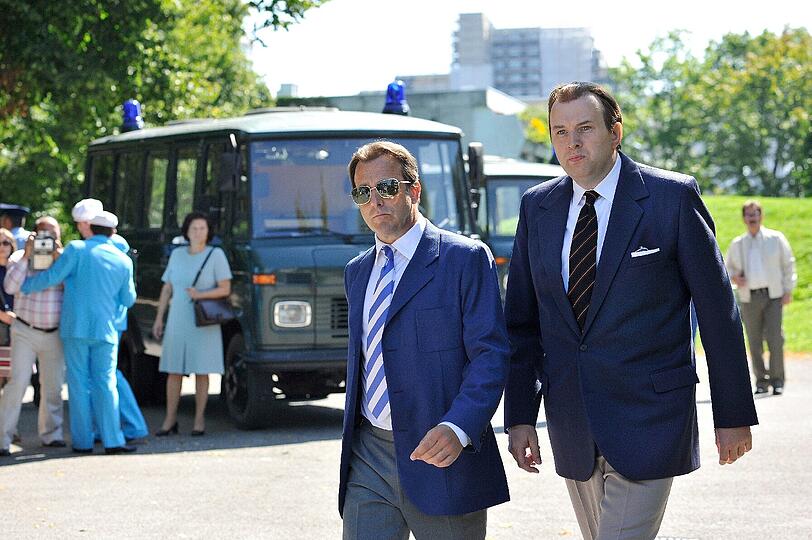 Der München Polizeipräsident Manfred Schreiber (l) und Bundesinnenminister Genscher - dargestellt von Heino Ferch und Stephan Grossmann.