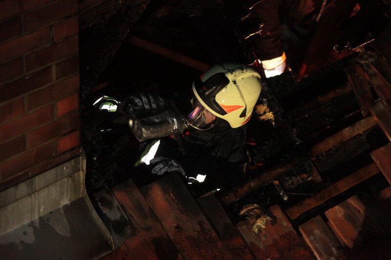 Ein Dachstuhl in Mettenheim steht in Flammen. Die Feuerwehr rückt mitten in der Nacht zum Löschen an. Die Bilder vom Einsatz.