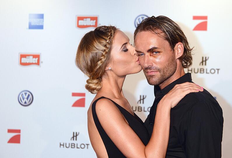 Model Alena Gerber küsst ihren Verlobten Sven Hannawald.