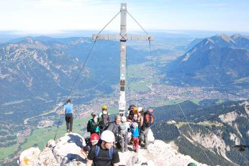 Auf der Alpspitze ist man zwar selten allein, genießt aber einen tollen Rundumblick.