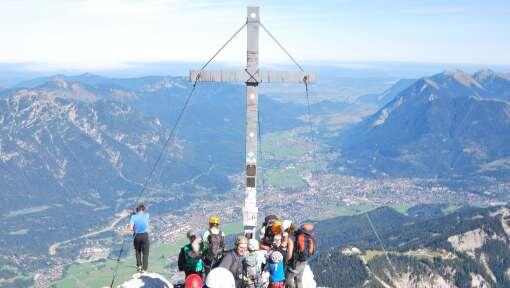 Auf der Alpspitze ist man zwar selten allein, genießt aber einen tollen Rundumblick. Auf der Alpspitze ist man zwar selten allein, genießt aber einen tollen Rundumblick.