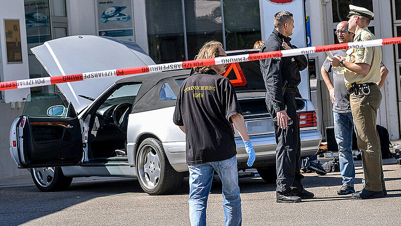 Beamte der Polizei und Spurensicherung stehen an einer Tankstelle vor dem Auto des mutmaßlichen Amokläufers. (Archivbild) Beamte der Polizei und Spurensicherung stehen an einer Tankstelle vor dem Auto des mutmaßlichen Amokläufers. (Archivbild)