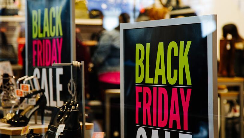 Die Tradition kommt aus den USA: Der Black Friday, an dem für Kunden hohe Rabatte winken. Die Tradition kommt aus den USA: Der Black Friday, an dem für Kunden hohe Rabatte winken.