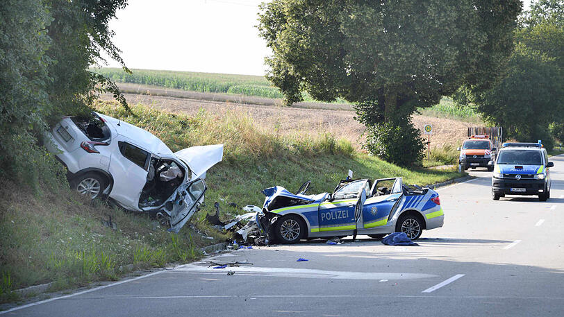Trümmerfeld auf der B15: Die beiden Fahrzeuge haben einen Totalschaden.