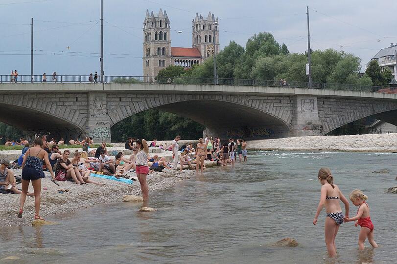 ... und danach trafen sich die Münchner hier am Kiesstrand.