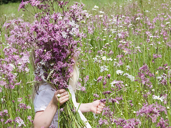 Blumen pflücken bereitet Freude