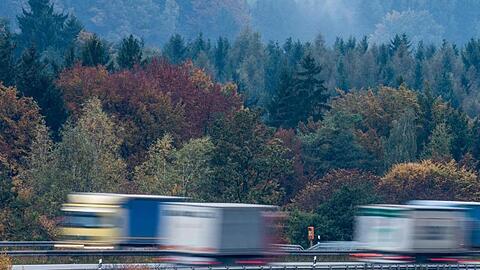 LAstwagen fahren auf einer Autobahn. Foto: picture alliance / dpa/Archivbild