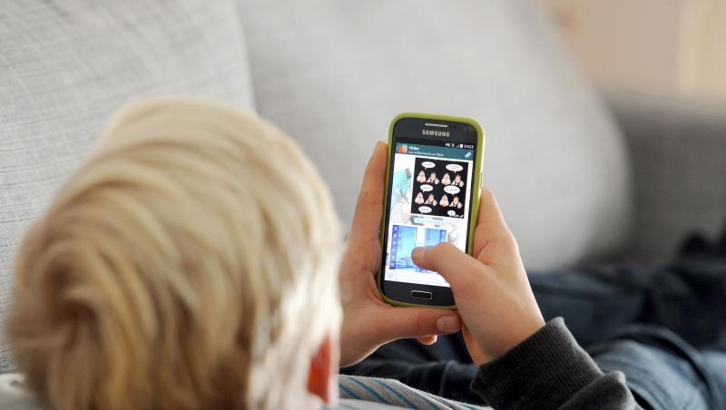 Keine Bücher, dafür täglich Hunderte von Kurznachrichten: ein Jugendlicher blickt auf sein Smartphone. Keine Bücher, dafür täglich Hunderte von Kurznachrichten: ein Jugendlicher blickt auf sein Smartphone.