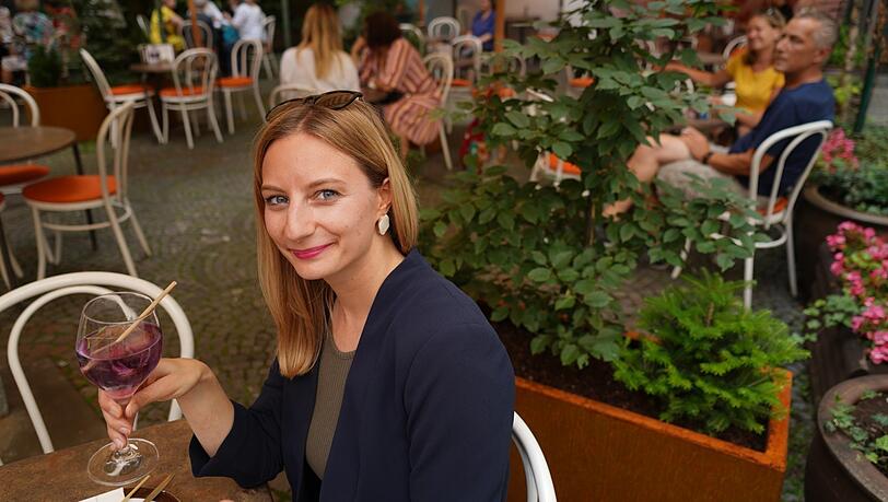 Im Innenhof lässt sich Sina den Lavendel-Spritz schmecken. Im Innenhof lässt sich Sina den Lavendel-Spritz schmecken.