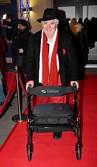 Michael Schanze erschien zur Premiere im Deutschen Theater mit Rollator.