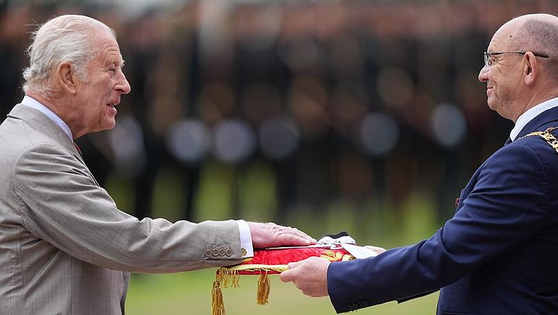 König Charles (l.) bekommt den Schlüssel von Edinburgh.