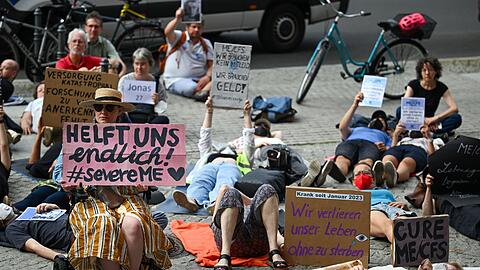 Demonstrieren im Liegen - ME/CFS-Betroffene wollen in mehreren St&auml;dten so wieder auf sich aufmerksam machen. (Archivbild)