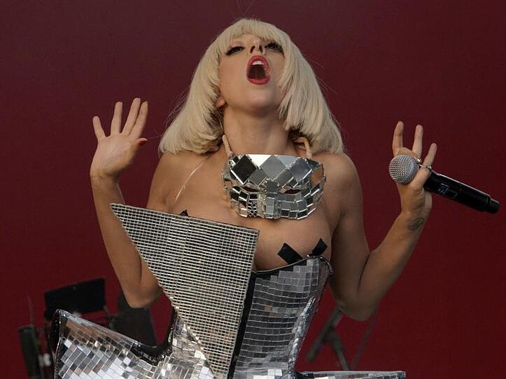 Lady Gaga will es allen anderen Künstlern zeigen. Sie wird das "beste Album des Jahrzehnts" produzieren.