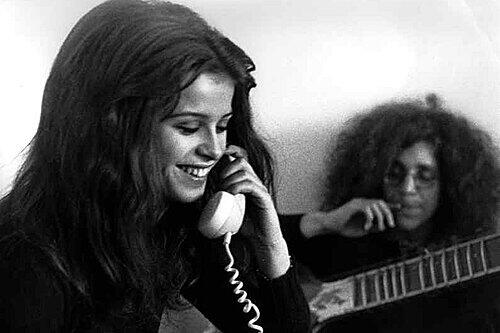 Uschi Obermaier und Rainer Langhans: 1969 zog das Paar von Berlin nach München, mietete ein 17-Zimmer-Haus in Schwabing und gründete dort die Highfish-Kommune, wo Friedrich Rauch am 12. September 1969 diese Fotos machte.