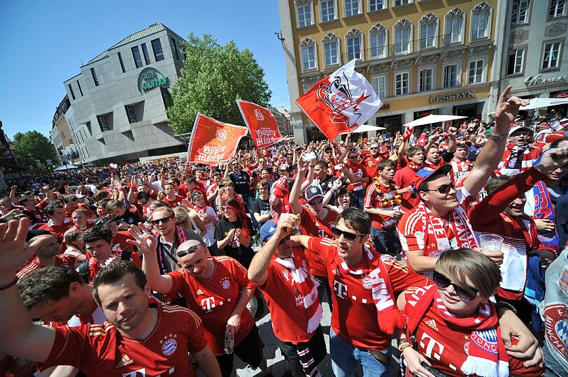 Party-Stimmung, gute Laune, Siegesgewissheit: Hier feiern sich die Bayern-Fans in den Ausnahmezustand. Die besten Bilder zum Durchklicken!