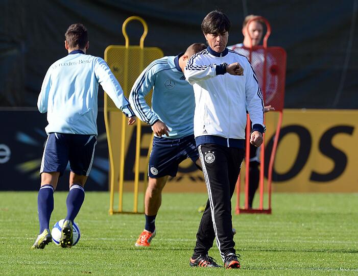 Am Freitag warten Giovanni Trappatoni und seine Iren auf die DFB-Kicker. Sehen Sie hier die aktuellen Bilder vom Training der Nationalelf.