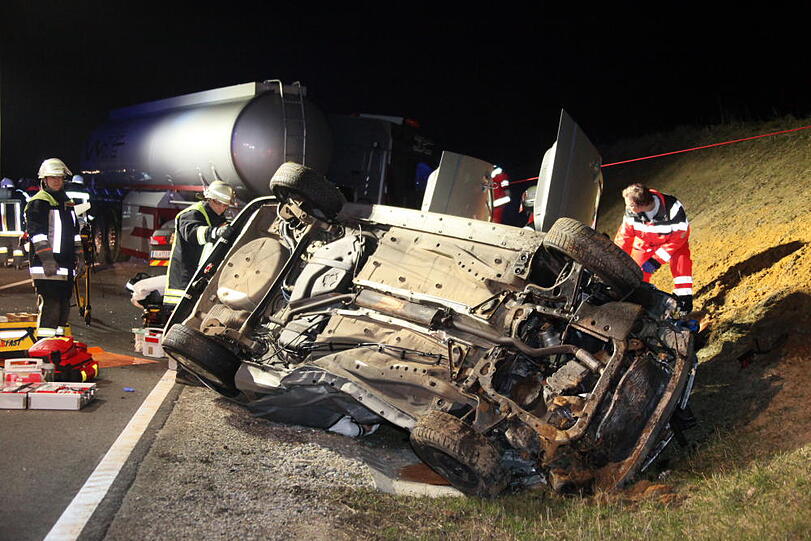 Bilder des schweren Verkehrsunfalls im Landkreis Mühlendorf am Inn mit einem Toten und zwei Schwerverletzten.