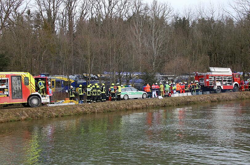 Rettungskräfte am Ort des Zusammenstoßes.
