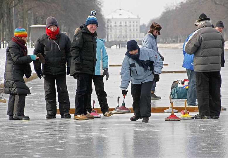 Beliebt im Winter - Eisstockschießen auf dem Nymphenburger Kanal, aber bisschen Geduld noch, die Eisstocksaison naht.