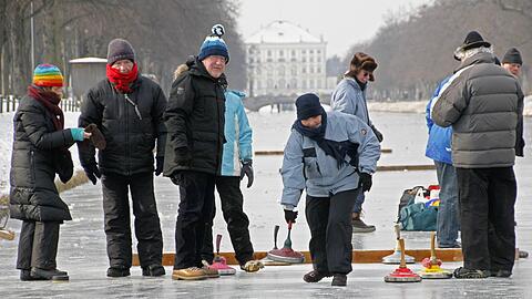 Beliebt im Winter - Eisstockschießen auf dem Nymphenburger Kanal, aber bisschen Geduld noch, die Eisstocksaison naht.