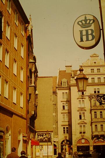Ende der 60er: das Platzl mit dem legendären Nachtclub Lola Montez und dem noch legendäreren Platzl-Bäcker Karl.