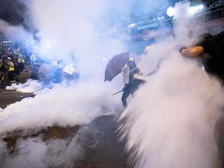 Tränengaskanister landen inmitten von Demonstranten. In Hongkong wollen wieder Hunderttausende auf die Straße gehen.