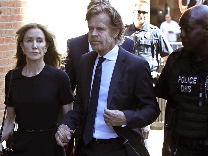 Felicity Huffman mit ihrem Mann William H. Macy auf dem Weg zum Gericht.