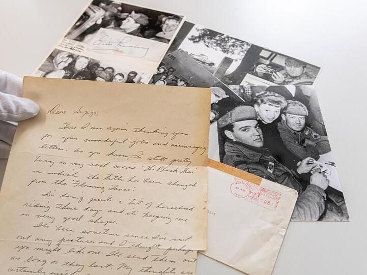 Ein handgeschriebener Brief von Elvis Presley und mehrere Originalfotos sind zu sehen. Foto: Armin Weigel