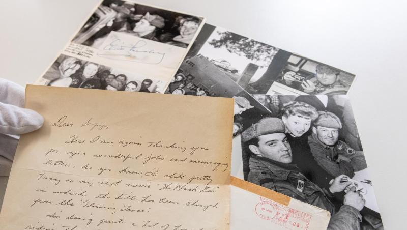 Ein handgeschriebener Brief von Elvis Presley und mehrere Originalfotos sind zu sehen. Foto: Armin Weigel Ein handgeschriebener Brief von Elvis Presley und mehrere Originalfotos sind zu sehen. Foto: Armin Weigel