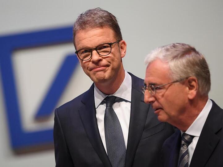Christian Sewing (l), Vorstandsvorsitzender der Deutschen Bank, und Paul Achleitner, Aufsichtsratsvorsitzender, bei der Hauptversammlung.