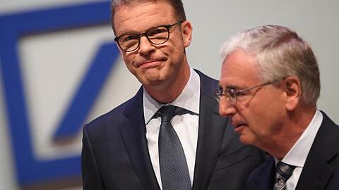 Christian Sewing (l), Vorstandsvorsitzender der Deutschen Bank, und Paul Achleitner, Aufsichtsratsvorsitzender, bei der Hauptversammlung.