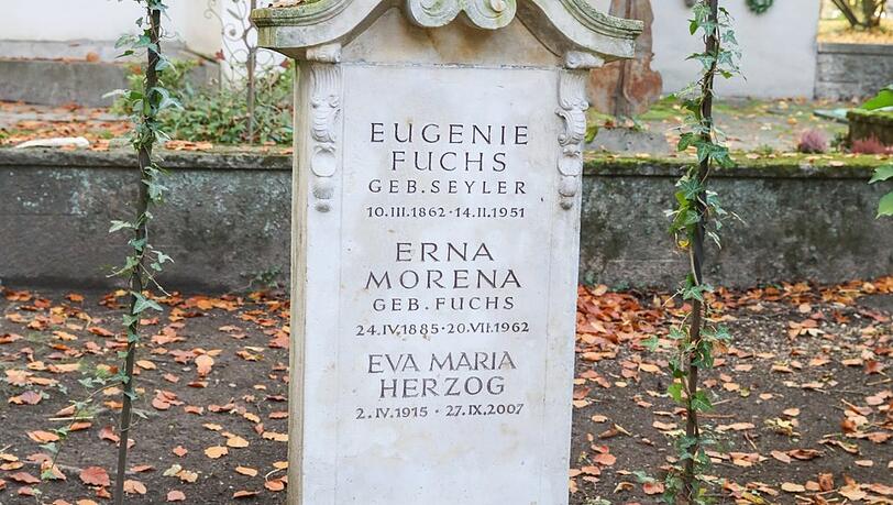 In einem Grab: Erna Morena, ihre Mutter und ihre Tochter.