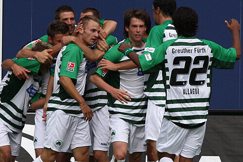 Matchwinner gegen Koblenz war Joker Bernd Nehrig (Mitte), der nach seinem Siegtreffer von den Kollegen entsprechend beglückwünscht wird.