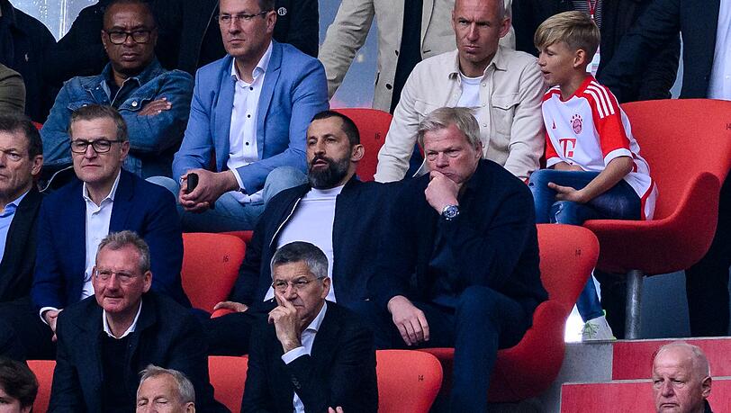 Münchens damaliger Sportvorstand Hasan Salihamidzic (M) und der damalige Vorstandsvorsitzender Oliver Kahn (r) auf der Tribüne.
