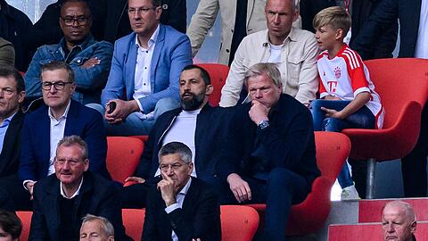 Münchens damaliger Sportvorstand Hasan Salihamidzic (M) und der damalige Vorstandsvorsitzender Oliver Kahn (r) auf der Tribüne.