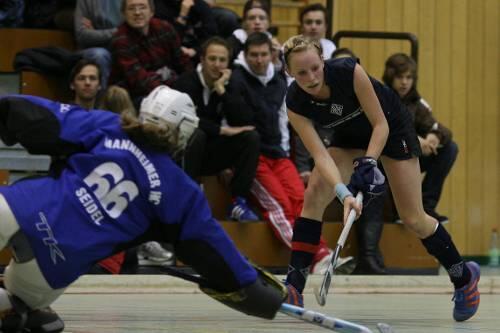 Steuerte zwei Treffer zum 8:3-Heimsieg der HGN gegen den Mannheimer HC bei: Hannah Krüger (rechts).